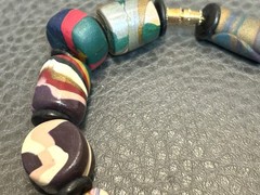 VINTAGE ARTISAN SWIRL ACRYLIC POLYMER CLAY ART OR TRADE? BEAD BRACELET 8”