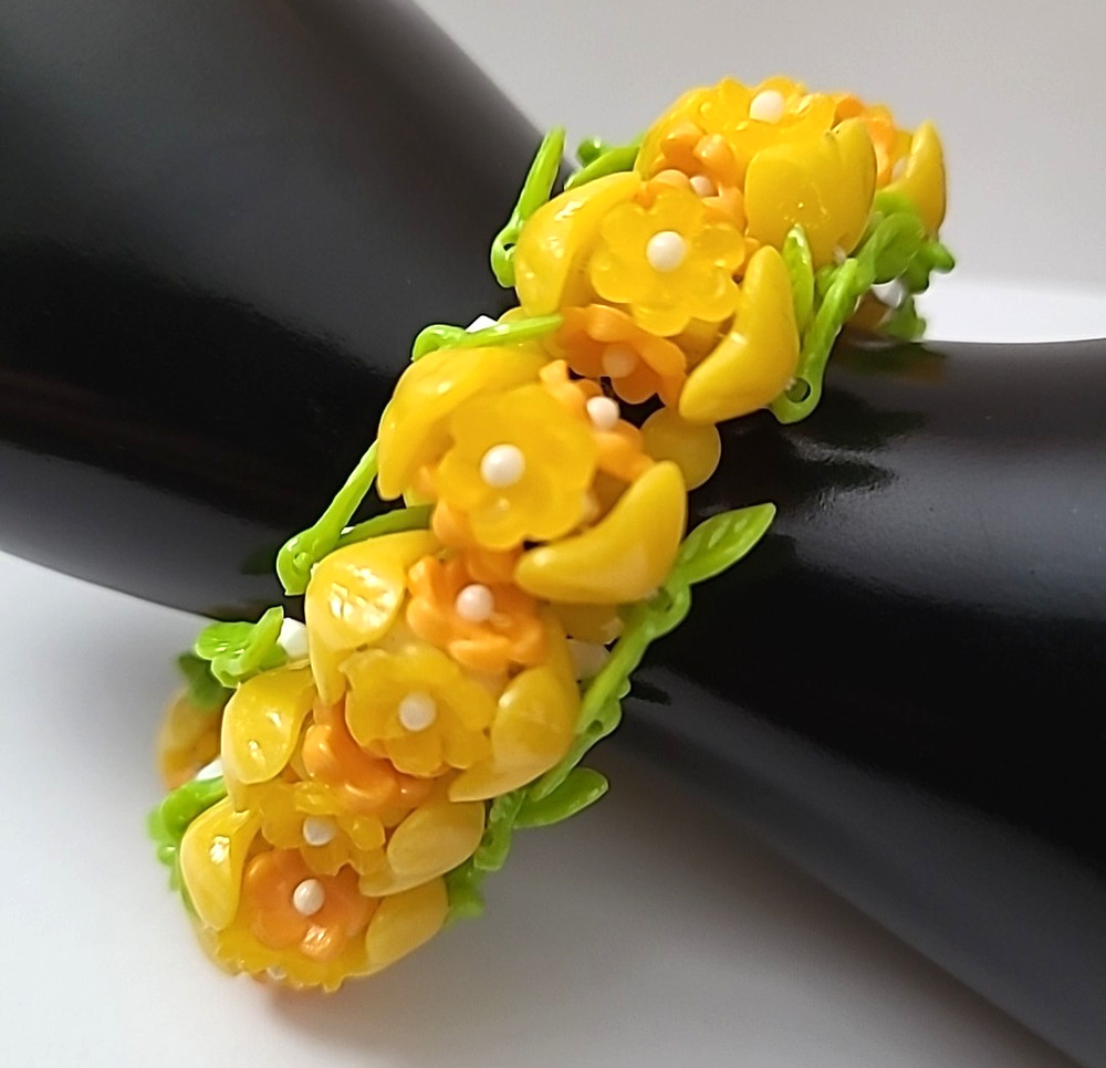 Vintage Women’s Stretch Bracelet UV Glow Multicolor Lucite Plastic Flower Leaves