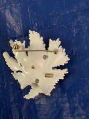 Preowned “CROWN TRIFARI”Brooch White Enamel 7 Rhinestones Check Pictures