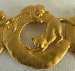 Vtg JJ Jonette Jewelry Playing CATS Brooch 3.25″ Hammered Gold Tone Signed Pin