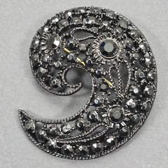 VINTAGE M JENT JET BLACK RHINESTONE BROOCH PIN PAISLEY FILIGREE JAPANNED ESTATE