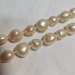 Vtg 1955-1969(C) Trifari Single Strand Pearl Gold Tone Spring Clasped Necklace