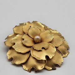 Beautiful bold 3D goldtone faux pearl flower brooch pin whimsical corsage bridal
