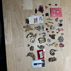 Vintage lot of Assorted Brooches / Pins. 43 Pieces.