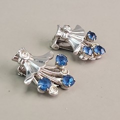 Vintage Flower Basket Rhinestone Clip On Earrings Blue Glass Silver Tone 1″