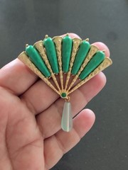 Vtg Marvella Oriental Hand Fan Brooch Faux Jade Green Glass Gold Tone 1960s S85