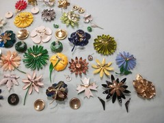 ViNTaGE 44 PiEcE MeTaL ENaMeL FLoWeR (33 PiN/10 ER/1 RiNg) LoT/CoLLecTiOn *READ*