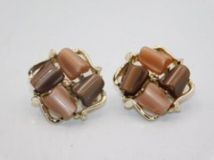 C110-VINTAGE CLIP EARRINGS~BROWN THERMOSET~GOLD TONE~5/8″