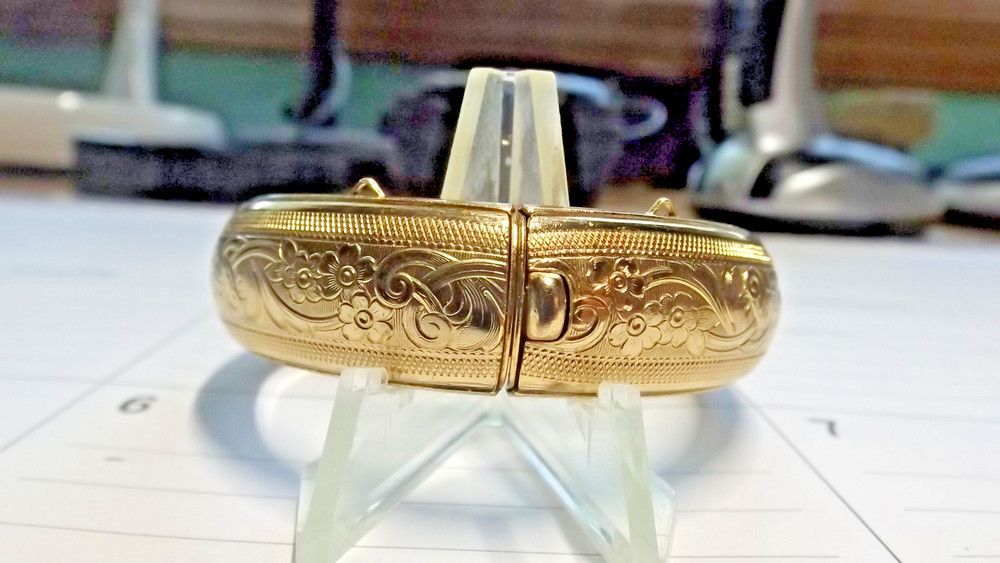BEAUTIFUL GOLD LOOKING BRACELET .ENGRAVED CLASSIC WRIST BAND. IT IS NOT GOLD