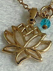 Avon Gold Tone Openwork Lotus Flower Pendant Necklace Blue Bead NWT 20″