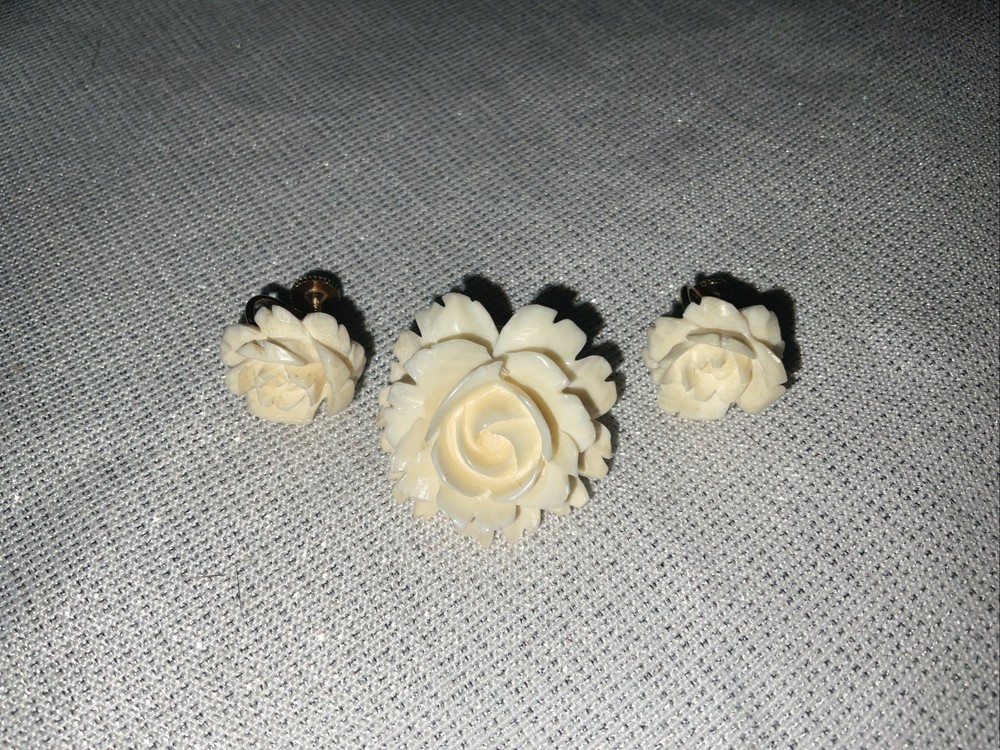 Vintage Lisner Brooch Screw Back Earrings Cream White Roses Gold