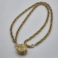 Vtg Gold Tone Embossed Locket Pendant Necklace Ornate Floral/Flower Leaves Chain