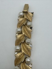 Vintage Crown Trifari Gold Tone Faux Pearls & Rhinestone Bracelet 7″