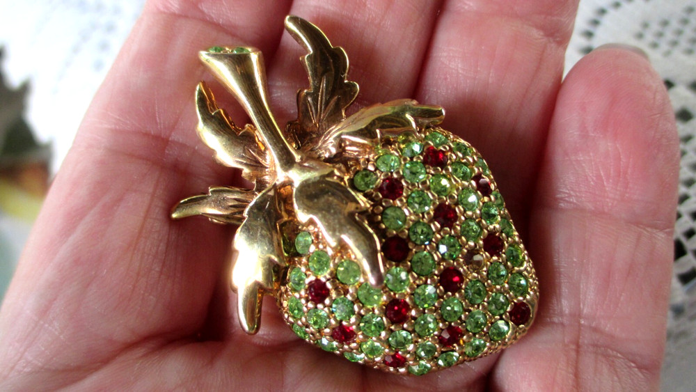 VINTAGE HIGH END STRAWBERRY PIN PAVE PERIDOT GREEN & GARNET RED CRYSTALS USA