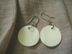 VINTAGE OFF WHITE BLACK FLOWER SILVER TONE PIERCED EARRINGS!!!