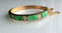 18K YELLOW GOLD JADEITE JADE & DIAMOND OVAL HINGED BANGLE BRACELET SIZE 6”