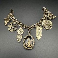 Vintage Gold Tone Asian Charm Bracelet Reverse Carved Lucite Giesha Intaglio 7″