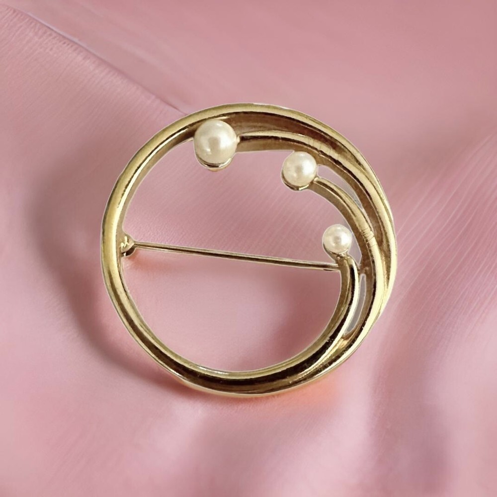 MONET Signed Circular Gold Tone Elegant Brooch Pin – Faux Pearls Jewelry Costume