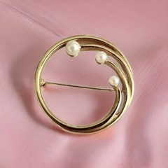 MONET Signed Circular Gold Tone Elegant Brooch Pin – Faux Pearls Jewelry Costume
