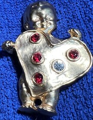 GOLDTONE VALENTINE BROOCH BABY HOLDING HEART W/5 STONES UNBRANDED
