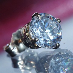 (1)One single-14k yellow gold 1.00ct white topaz stud earring 0.6gr