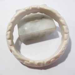 Carved Scalloped Edge Design Off White Light Beige Bangle Bracelet Vintage