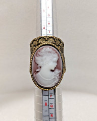 GE. Large Gold Tone Metal Alloy Purple White Carved Acrylic Cameo Ring Size 5.5