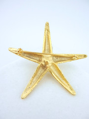 KJL Kenneth Lane Starfish Pin Faux Pearl Gold Tone Textured Metal 2 1/4″