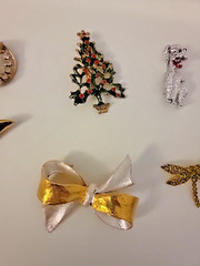 Set of 8 Vintage Brooches Assorted Sizes