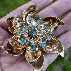 VTG Coro Pendant Brooch Pin 2.125 Inch Tiered Flower Clear Blue Crystals Gold