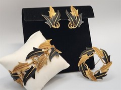 Vintage Mode Art Black & Gold Tone Leaf Bracelet, Brooch, Clip Earrings Set