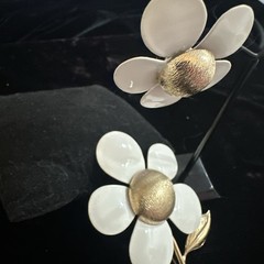 Vintage 1968 Sarah Coventry Flower Flattery White Gold Enamel Brooch w Earrings