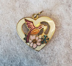 UNBRANDED GOLDTONE ENAMEL HUMMINGBIRD HEART PENDANT 3/4″ NO CHAIN