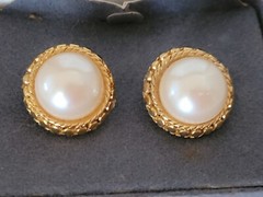 Vintage Tacoa Clip-on Earrings ~ Faux Pearls w/Gold Band ~ 7/8″ D ~ in Box ~ EUC