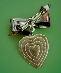 Vintage Four Leaf Clover Heart Dangle Brooch Pin Gold Tone Bow Good Luck