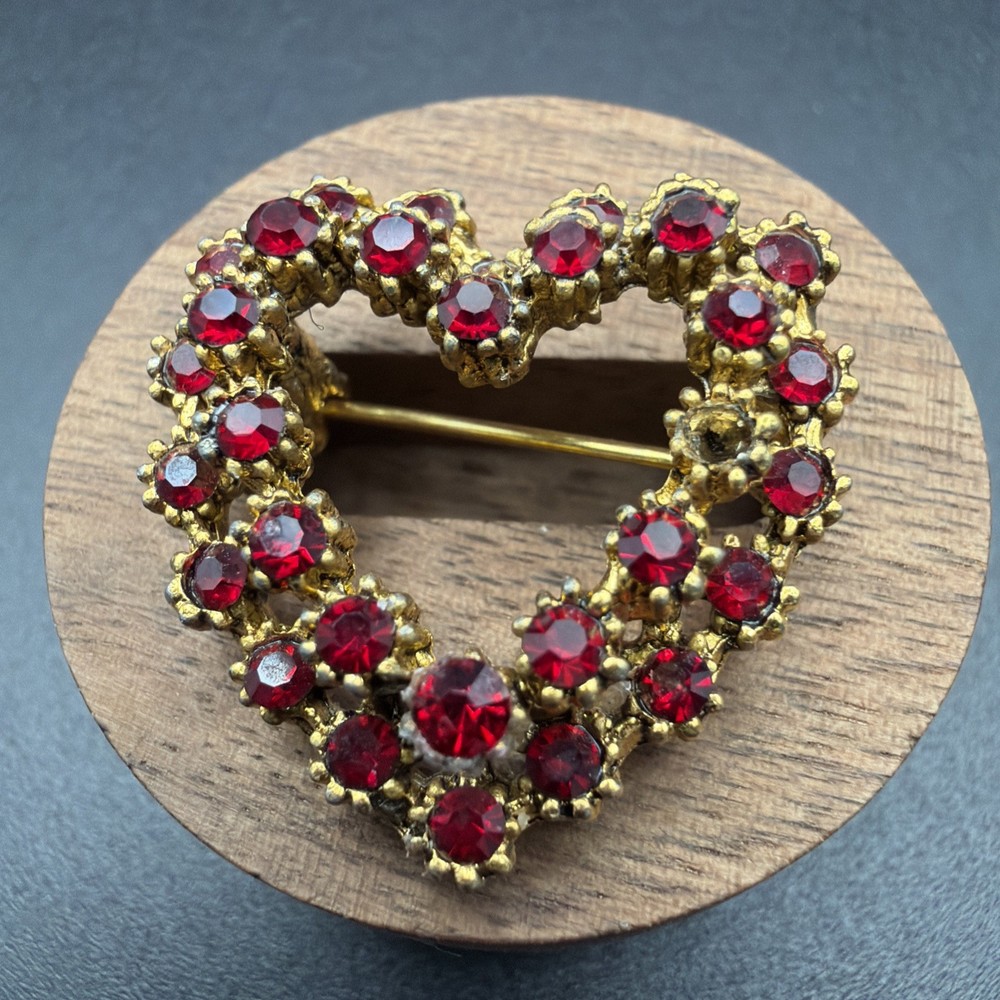 586. Vintage Two Tiered Red Heart Brooch. Gold Tone Metal Alloy.