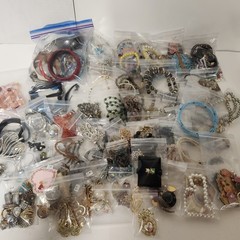 160 Pc Vintage To Now Mixed Jewelry Lot Necklaces Bracelets Brooches Rings Pins