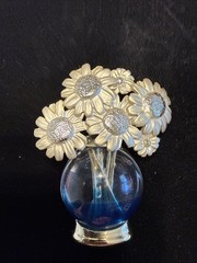 VINTAGE AJC AMERICAN JEWELRY CHAIN DAISY FLOWER BOUQUET VASE BROOCH 2.25″