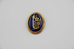 Small Wooden Jewelry box with 10 assorted vintage brooches
