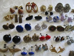 VINTAGE ESTATE JEWELRY 75 PAIR ALL OLD SCREW ON EARRINGS CROWN PARROT BUTTERFLY