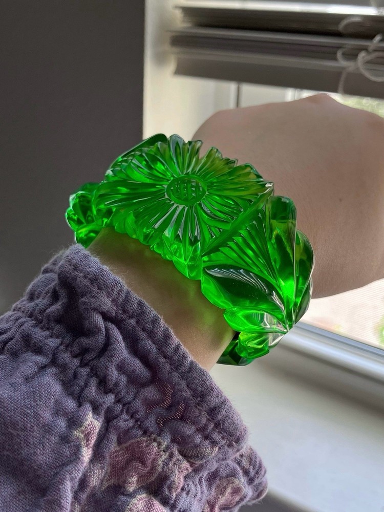 Vintage Chunky Daisy Carved Green Apple Juice Prystal Bakelite Clamper Bracelet