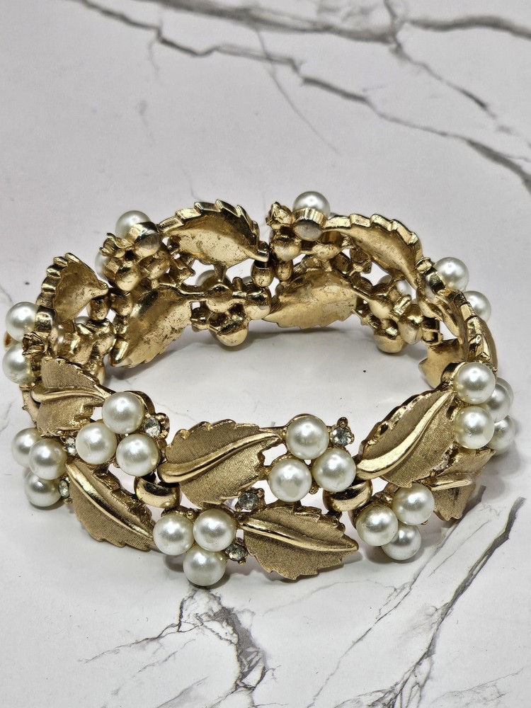 Vintage Crown TRIFARI Brushed Gold Faux Pearl Rhinestone Leaf Bracelet 7″