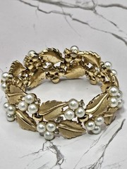 Vintage Crown TRIFARI Brushed Gold Faux Pearl Rhinestone Leaf Bracelet 7″