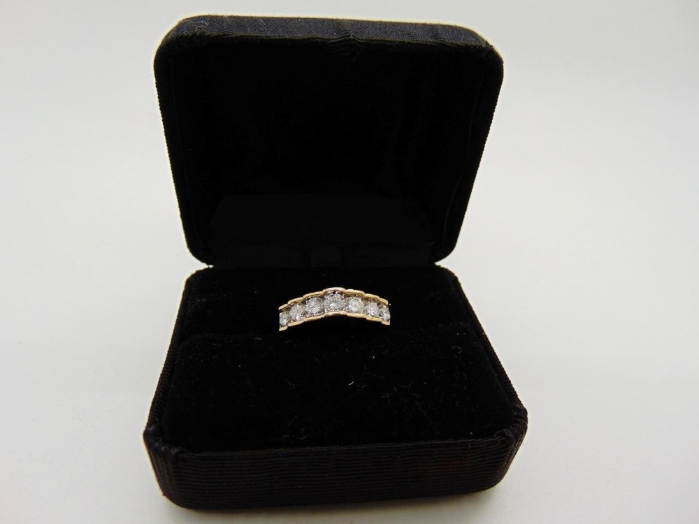 14kt Gold Ring 3.9 Grams 7 Diamonds .33cttw Size 8