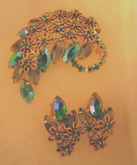 VINTAGE 1960s JULIANA BLUE AURORA BOREALIS BROOCH EARRING SET FILAGREE FEATHER