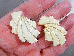 VTG CROWN TRIFARI 70’s LANVIN ERA CREAM LUCITE GEOMETRIC 18KGP CLIP EARRINGS