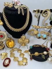 29 Pcs Vintage Gold Tone High End Jewelry Brooch Necklace Earrings Bracelet Lot