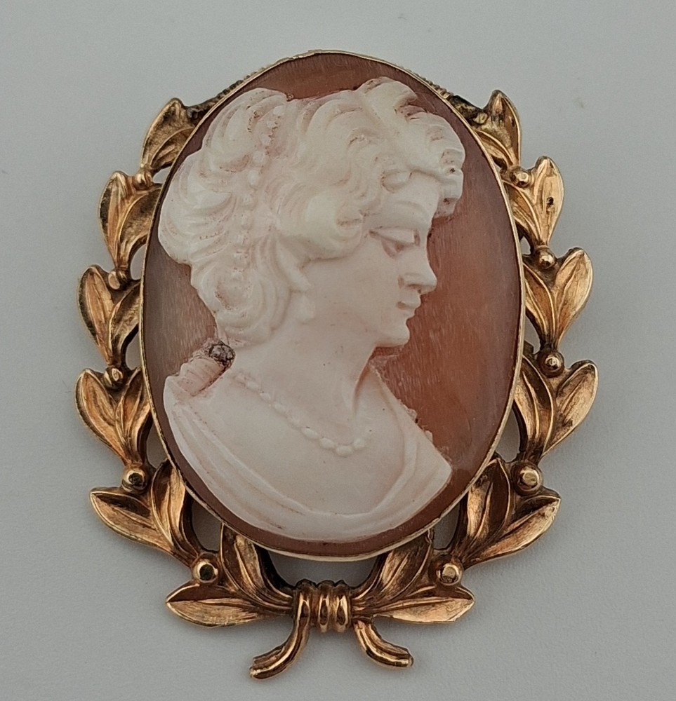 Signed H.G. Vintage 12K Gold Filled Laurel Wreath Design Carved Shell Cameo Pin