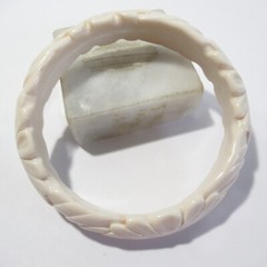 Carved Scalloped Edge Design Off White Light Beige Bangle Bracelet Vintage