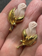 AVON Signed Vintage 1” Pink Ceramic Rose Flower Gold Tone Clip Earrings